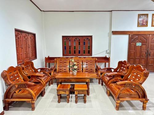 清刊บ้านคุณโต้ง เชียงคาน BaanKhunTong ChiangKhan的一间带木桌和椅子的用餐室