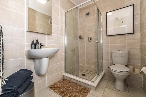 比勒陀利亚Crystal Lagoon Homes的带淋浴、卫生间和盥洗盆的浴室
