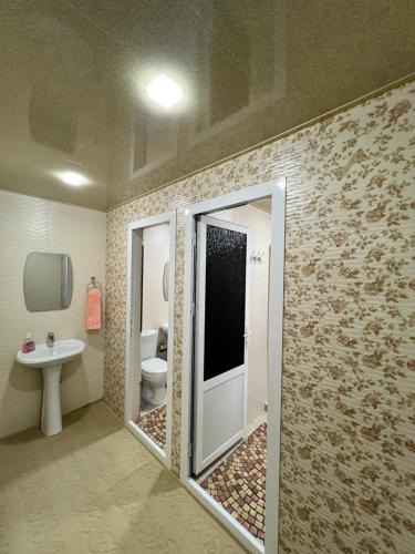 撒马尔罕MrShox Hostel的带淋浴、卫生间和盥洗盆的浴室