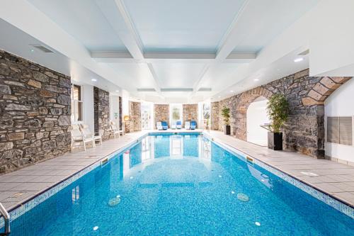 皮特洛赫里艾瑟尔宫酒店的一座石头墙建筑中的游泳池