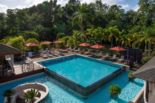 帕拉马里博皇家托拉里卡酒店的度假村游泳池的图片