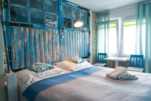 加茨比亚格拉K 2的一间卧室配有一张带蓝色墙壁的大床