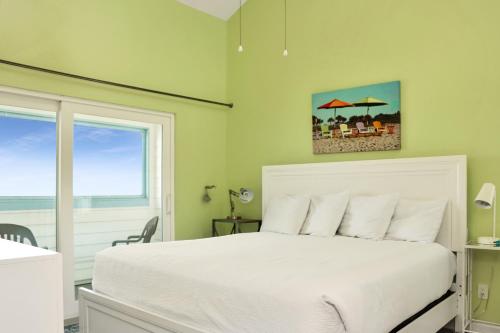 印第安帕斯Indian Summer by Pristine Properties Vacation Rentals的卧室配有白色的床和窗户。