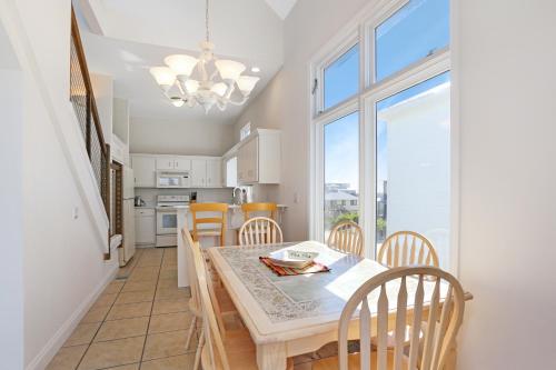 Cape San BlasLa Mer by Pristine Properties Vacation Rentals的厨房以及带桌椅的用餐室。