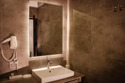 卡哈马卡El Portal Del Marques的一间带水槽和镜子的浴室