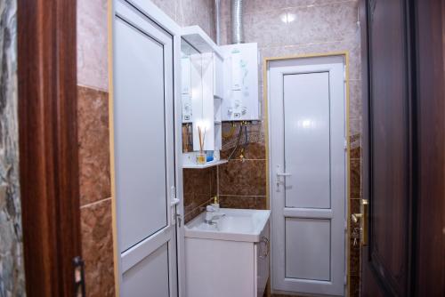 舍基Harmony Haven House的浴室设有白色水槽和镜子