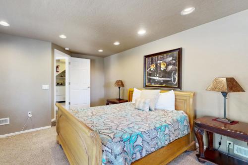 斯德特莱恩Heavenly Retreat的一间卧室配有一张床和一张带台灯的桌子
