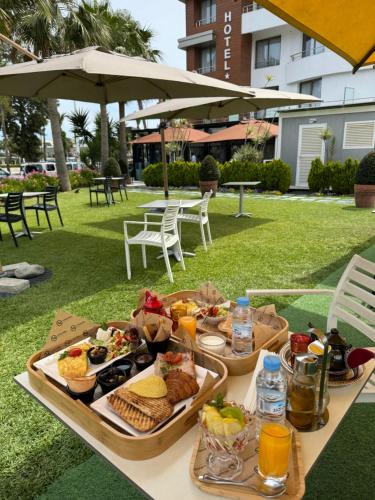丹吉尔MIRANDA HOTEL - Tanger的一张野餐桌,上面放着一盘食物