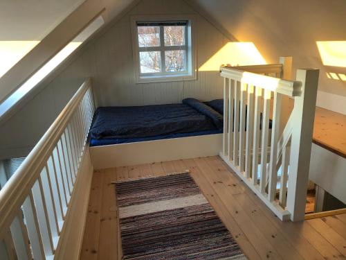 纳姆索斯Stenegården的小房间,楼梯上设有一张床