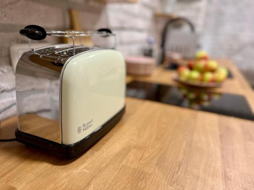 慕尼黑Adlzreiter City Pension的厨房台面上的一个烤面包机