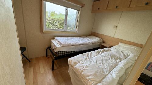 雷讷瑟VZ2405 Vakantiechalet in Renesse的小型客房 - 带2张床和窗户