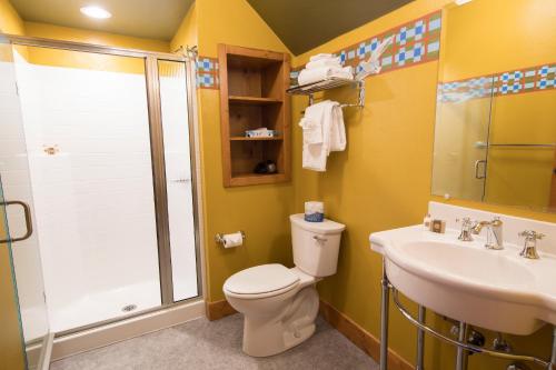 吉尔哈特McMenamins Gearhart Hotel的浴室配有卫生间、盥洗盆和淋浴。