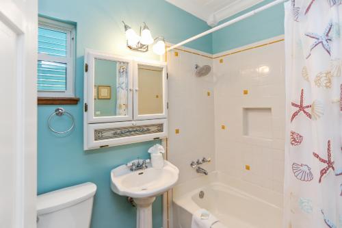 Cape San BlasCape Haus by Pristine Properties Vacation Rentals的浴室配有盥洗盆、卫生间和浴缸。