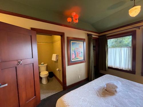 波特兰米柯纳密思肯尼迪学院酒店的一间卧室配有一张床,浴室设有卫生间