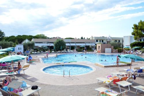 托里德欧索Hotel Thàlas Club的一个大型游泳池周围的人