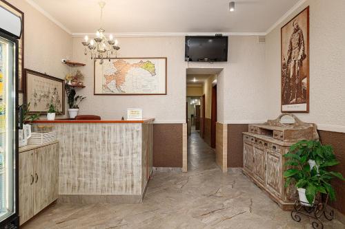 利沃夫Готель Кайзер у Львові的酒店大堂设有柜台和墙上的地图