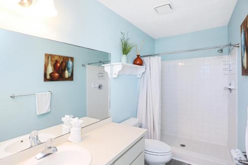 Cape San BlasCoastal Sunshine by Pristine Properties Vacation Rentals的一间带水槽、卫生间和淋浴的浴室