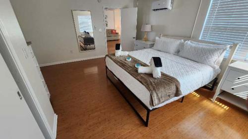 克利尔沃特By the Beach Rentals的一间卧室设有一张大床,铺有木地板