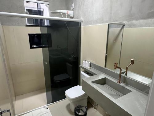 博阿维斯塔Villa'S Roraima - Pousada & Natureza的一间带水槽、卫生间和镜子的浴室