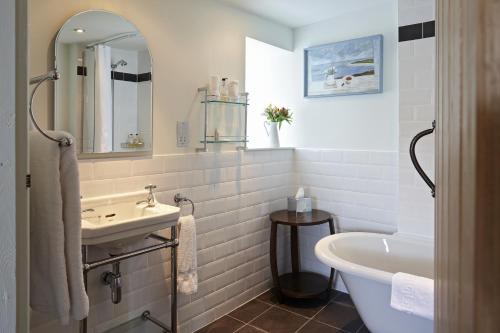 多尔盖罗Y Meirionnydd Townhouse的带浴缸、水槽和浴缸的浴室