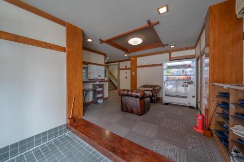 高山KOMOREBI HOSTEL-your cozy place-的一间带冰箱的客厅和一间厨房