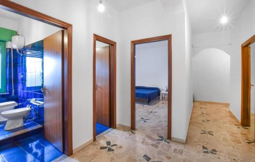 圣费尔迪南多2 Bedroom Cozy Apartment In San Ferdinando的一间带卫生间和水槽的浴室