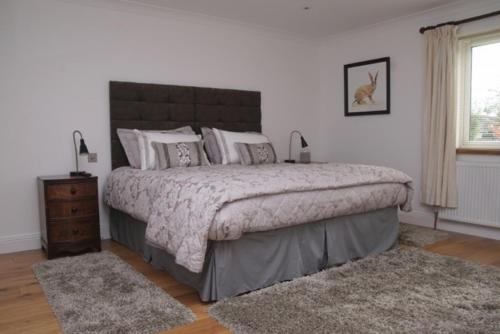埃文河畔布拉德福樱桃树旅馆的一间卧室设有一张大床和一个窗户。