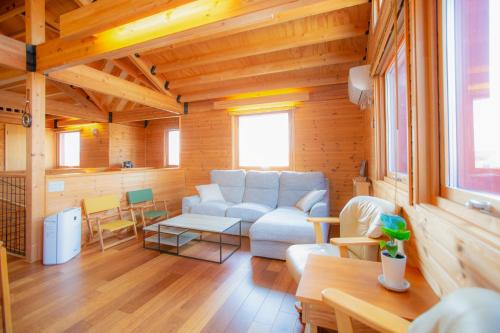 稚内「KIRAKU」Wood House稚内的客厅配有沙发和桌子