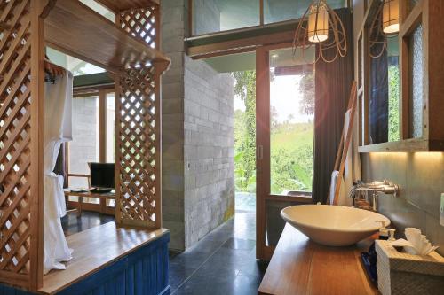 乌布乌布阿摩拉精品别墅的一间带水槽和大窗户的浴室