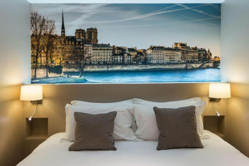 巴黎巴黎午夜酒店的一间享有城市美景的卧室