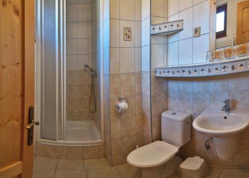 利普托斯基米库拉斯Chaty Tatrytip Tatralandia的带淋浴、卫生间和盥洗盆的浴室