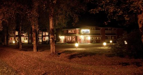 凯尔德拉普度酒店的夜晚在屋前有灯