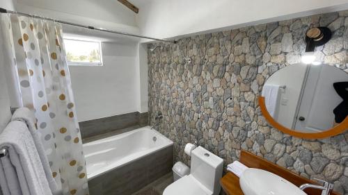 HuaranInca Allpa Home的带浴缸、卫生间和盥洗盆的浴室