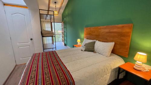 HuaranInca Allpa Home的一间卧室配有一张带绿色墙壁的床