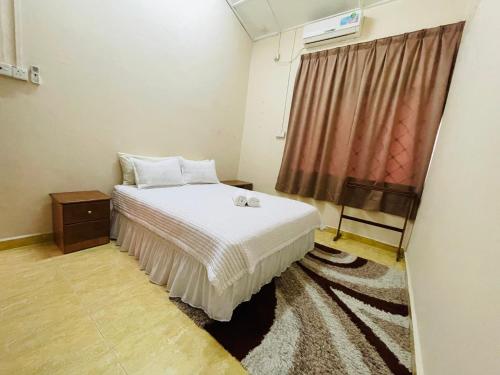 哥打巴鲁Kota Bharu Homestay的一间小卧室,配有床和窗户