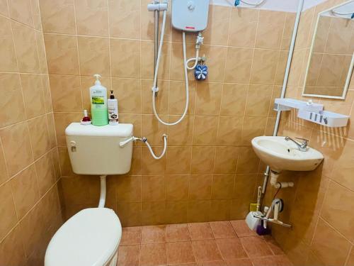 哥打巴鲁Kota Bharu Homestay的一间带卫生间和水槽的浴室