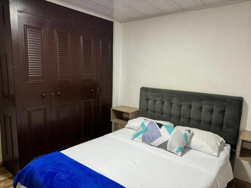 亚美尼亚Alojamiento Villasofia的一间卧室配有一张带蓝色毯子的大床