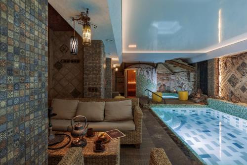 特拉凯阿尔戈特拉凯酒店的客厅设有游泳池和沙发
