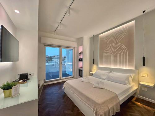 卡利亚里Mameli View Cagliari的一间卧室设有一张大床和一个窗户。