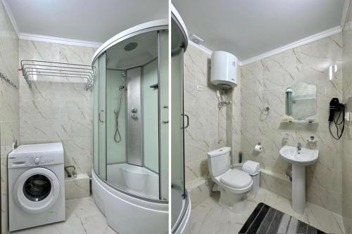 KoshkolʼRaduga West 'Azure' Apartment的浴室配有卫生间水槽和洗衣机。