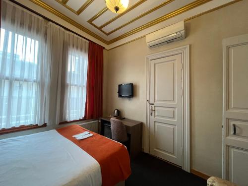 伊斯坦布尔Le Safran Suite Hotel的酒店客房设有床和窗户。