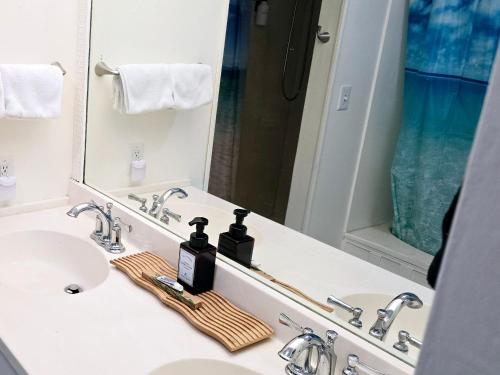 科纳ZERO FEES Aloha Lani Condo #A208 at Casa De Emdeko的一间带水槽和镜子的浴室