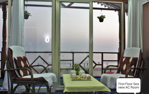 卡纳科纳Sai Valentines的客房设有桌椅和阳台。