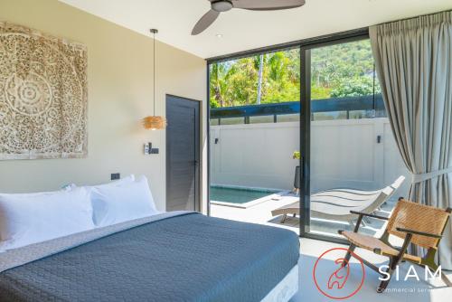 苏梅岛K-Baan Villa 2Br & Private Pool的一间卧室设有一张床和一个阳台