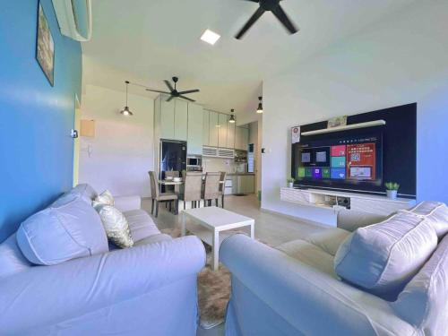 马六甲Atlantis Residences Melaka的带沙发和电视的客厅
