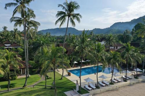 甘地达萨Ramayana Candidasa的享有度假村的空中景致,设有游泳池和棕榈树