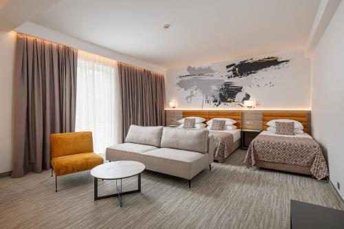 杜布罗夫尼克伊夫卡酒店的酒店客房,设有两张床和一张沙发