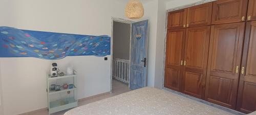 亚伊萨Casa Luz的一间卧室设有木制橱柜和蓝色的门。