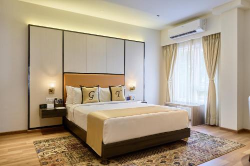 迪马普尔Shulem Boutique Hotel的一间卧室配有一张大床和大床头板