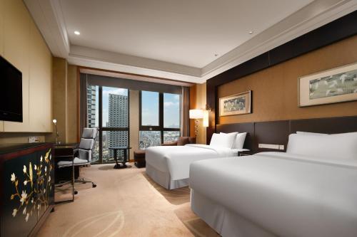 合肥合肥富力威斯汀酒店的酒店客房设有两张床和电视。